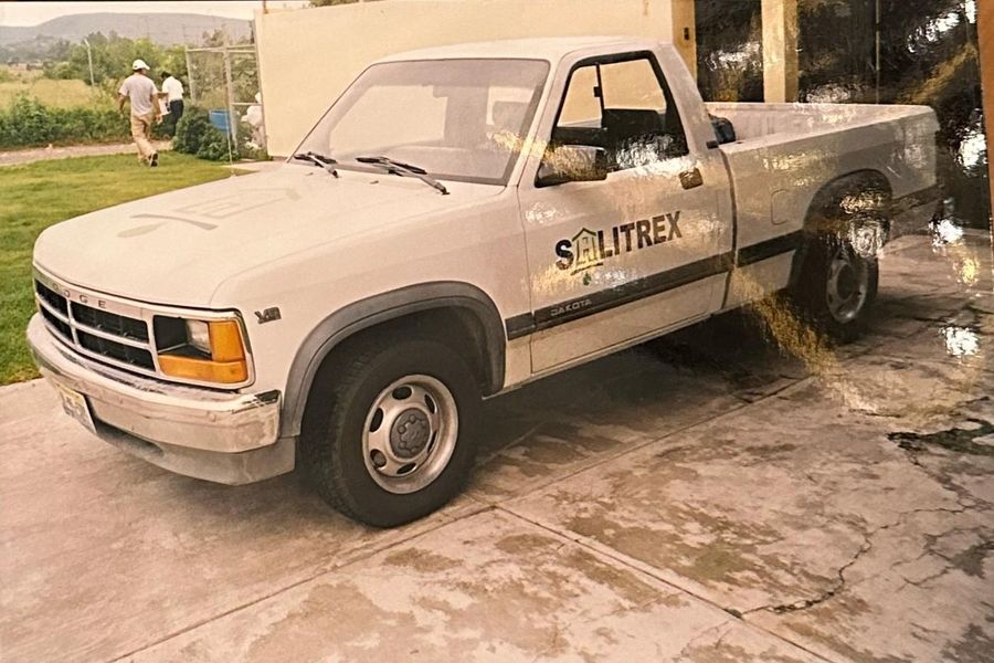 Camioneta blanca de trabajo rotulada con el logo de Salitrex