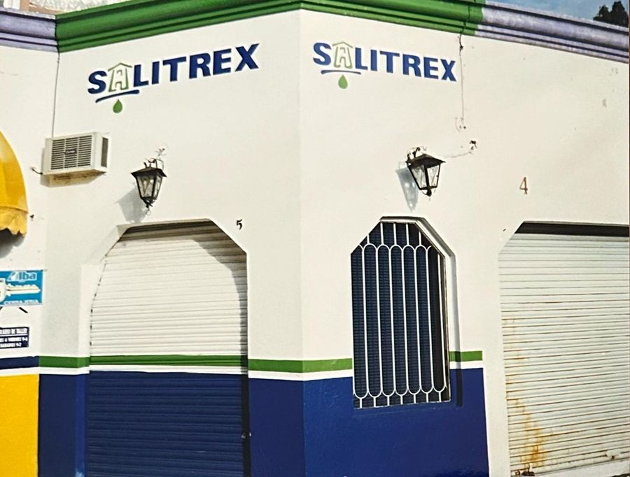 Fachada de las primeras instalaciones de Salitrex, pintada de azul, verde y blanco con el logo