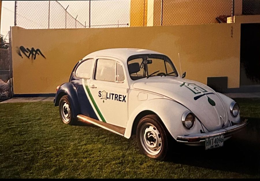 Vocho blanco y azul rotulado con el logo de Salitrex